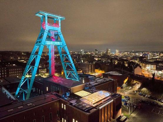 Beleuchtetes_Fördergerüst_über_dem_Deutschen_Bergbau_Museum_Bochum_Foto_Hauke Dressler_2.jpg