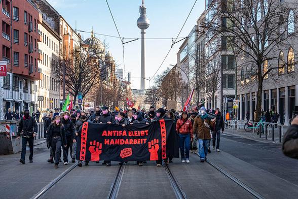 Das Transparent mit dem Text "Antifa bleibt Handarbeit" hinter dem viele Menschen laufen.Im Hintergrund ist der Berliner Fernsehturm zu sehen.

Foto: © Björn Obmann