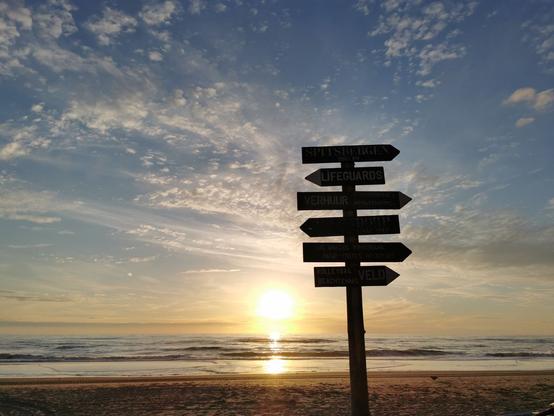 Strand in Petten in der untergehenden Sonne