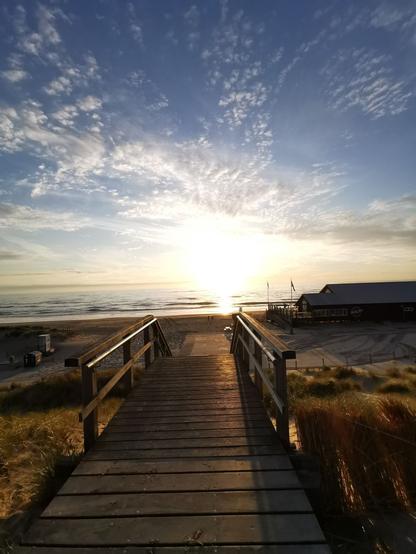 Strand in Petten in der untergehenden Sonne