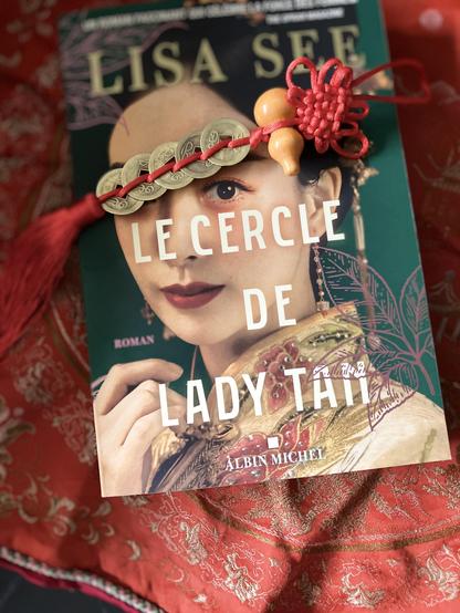 Couverture de Le Cercle de Lady Tan par Lisa See chez Albin Michel. Avec une décoration chinoise rouge avec des pièces dorées et une calebasse en porte bonheur.