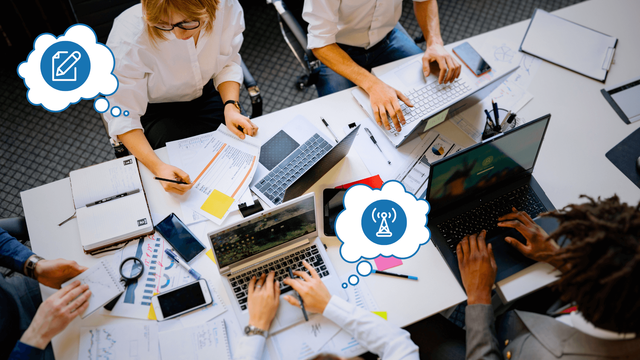 Ein Team arbeitet konzentriert an einem gemeinsamen Projekt. Umgeben von Laptops, Papieren und Kaffeetassen tauschen sie Ideen aus und entwickeln innovative Lösungen. Die Atmosphäre ist kreativ und produktiv, während jeder seinen Beitrag leistet.