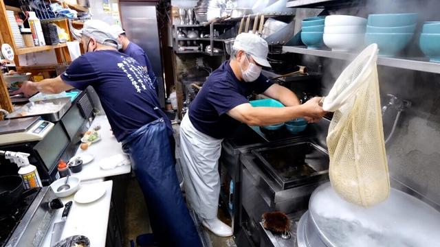 究極の肉うどん！こだわり店主が厳選した神戸牛×うどん衝撃の美味さに客が殺到する
