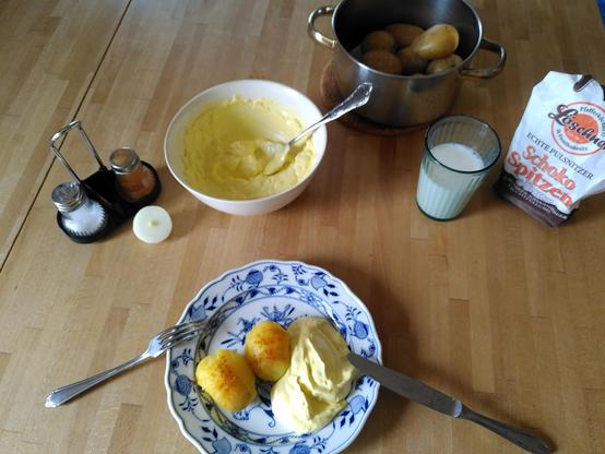 Quark mit Leinöl, Pellkartoffeln, Pfefferkuchen, Paprikapulver