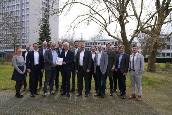 Übergabe des Planfeststellungsbeschlusses durch die Bundesnetzagentur an den Übertragungsnetzbetreiber Amprion.