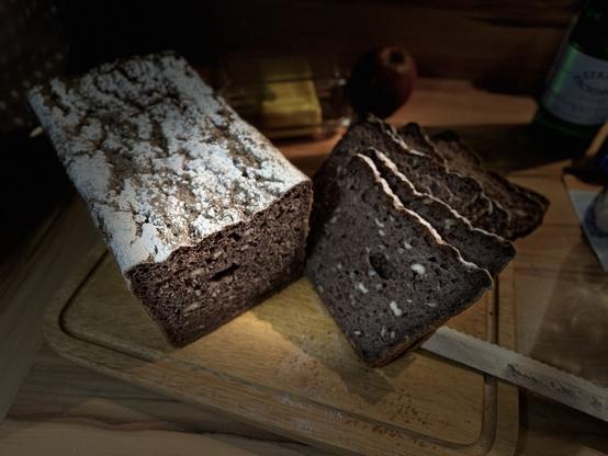 Ein aufgeschnittenes Brot, ein kleines Loch in mitten der Brotscheiben.
