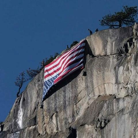 Ein Bild, das wir in der letzten Woche im Internet gesehen haben, war die umgedrehte amerikanische Flagge – die traditionell als Zeichen der Not verwendet wird –, die am El Capitan hing. Dieser Protest wurde Berichten zufolge von Mitarbeitern des Park Service angeführt.