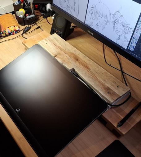 A photo of the display tablet (a XpPen 19 Pro gen2) perfectly inserted in the notch.