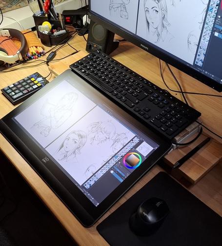Last photo, the keyboard is on top of the support, hiding the cable and being perfectly flat. The display is open, revealing a drawing session.