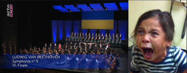 Captura de pantalla de la izquierda: orquesta tocando el Cuarto Movimiento de la Novena Sinfonía de Beethoven bajo una gran bandera ucraniana en el concierto de Varsovia. 
Captura de pantalla de la derecha: chica gritando un meme.
