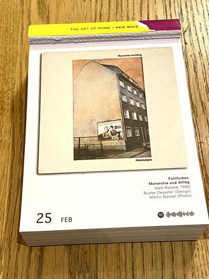 Das Bild zeigt das Albumcover von “Monarchie und Alltag” der deutschen Band Fehlfarben. Es zeigt eine leicht verfremdete Fotografie einer urbanen Szene mit einem mehrstöckigen Wohngebäude. Die linke Seite des Hauses ist eine große, kahle Wand, die im Kontrast zur rechten Seite mit Fenstern steht.

Im unteren Bereich ist ein Werbeplakat angebracht, auf dem zwei Personen zu sehen sind. Der Text auf dem Plakat ist teilweise lesbar und scheint eine Werbebotschaft zu enthalten. Der Himmel ist in einem bräunlichen Ton gehalten, was dem Bild eine nostalgische oder leicht dystopische Atmosphäre verleiht.

Das Albumcover hat ein schlichtes, aber markantes Design und spiegelt den sozialkritischen und urbanen Charakter der Musik von Fehlfarben wider.