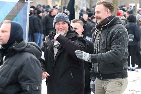 Foto von der Neonazi-Demo am 15.02.25 in Dresden- Rechts im Bild Lennard Sanner (mit auffälligem Schnurrbart) aus Horn-Bad Meinberg.  Bild von Tim Mönch