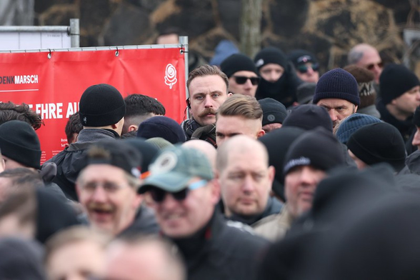 Mittig im hinteren Bildteil ist Lennard Sanner von vorn zu sehen (rechts neben einem roten Banner)