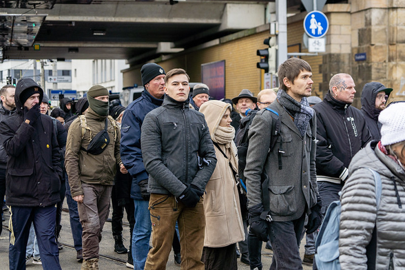 Foto von der Neonazi-Demo am 15.02.25 in Dresden. Mittig im Bild in brauner Zimmermannshose und dunkelgrauer Jacke der Neonazi Justin Steiger aus Augustdorf.   Foto von Marco Kemp