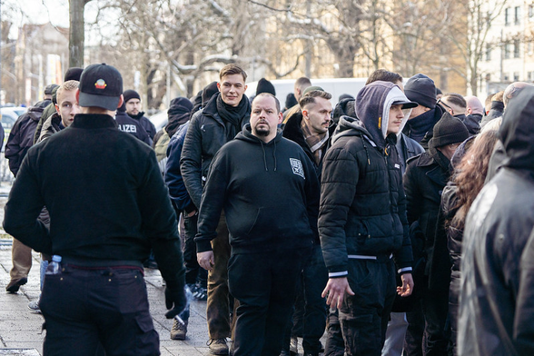 Foto von der Neonazi-Demo am 15.02.25 In Dresden. In der Bildmitte Justin Stieger, rechts daneben mit braun-kariertem Schal ein weiterer Neonazi aus der Gruppe "Aktion Hermannsland".   Foto von Tim Mönch