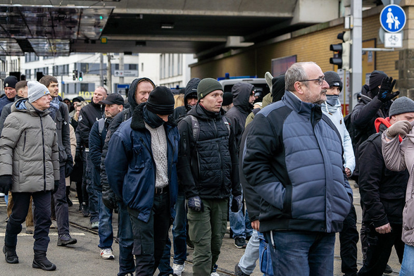 Foto von der Neonazi-Demo am 15.02.25 in Dresden. In der Bildmitte in grüner Hose, grüner Mütze und schwarzer Jacke mit Rucksack ein weiterer Neonazi aus der Gruppe "Aktion Hermannsland".  Foto von Marco Kemp