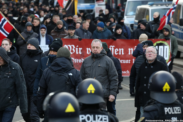 Foto von der Neonazi-Demo am 15.02.25 in Dresden. In der Bildmitte mit grauen kurzen Haaren und dunkelgrauer Jacke Bernd Stehmann, rechts daneben in schwarzem Kurzmantel Meinolf Otto Elbing. Links neben Stehmann ein Neonazi aus Bielefeld (mit grauer Mütze), der zuletzt bei Aktionen der Gruppe "Freischar Westfalen" und bei den Demos der Gruppe "Bielefeld steht auf" auffiel.  Foto von Presseservice Rathenow