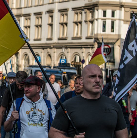 Demo von "Bielefeld steht auf": Vorne im grauen T-Shirt ein bisher namentlich unbekannter Neonazi, der an Aktionen der Freischar Westfalen beteiligt war.