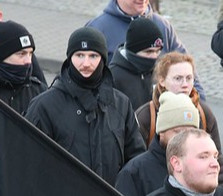 Foto von der Neonazi-Demo am 15.02.25 in Dresden. In der Bildmitte mit schwarzer Mütze, schwarzem Schal und schwarzer Jacke Valentin Hassenewert aus Bielefeld.  Bild von Tim Mönch