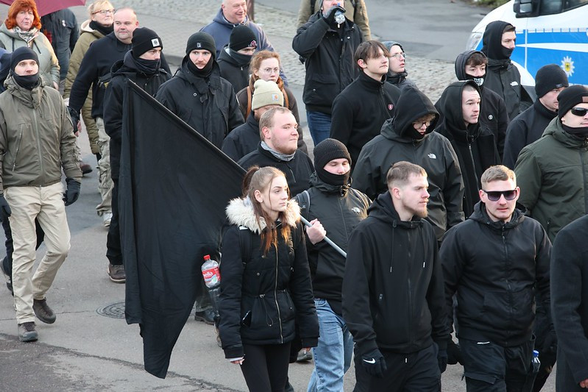 Foto von der Neonazi-Demo am 15.02.25 in Dresden. In der hinteren Bildmitte mit schwarzer Mütze, schwarzem Schal und schwarzer Jacke Valentin Hassenewert aus Bielefeld.  Bild von Tim Mönch