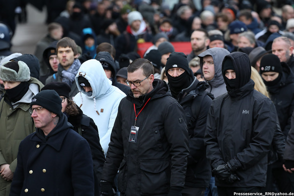 Foto von der Neonazi-Demo am 15.02.25 in Dresden. In der Bildmitte mit schwarzer "NorthFace"-Mütze, schwarzem Schal und schwarzer Jacke Daniel Kokott aus Leopoldshöhe.   Bild von Presseservice Rathenow