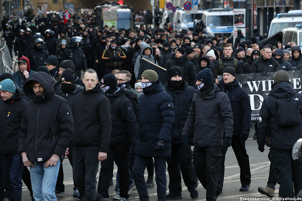 Foto von der Neonazi-Demo am 15.02.25 in Dresden. Dritte Person von links ist Jann Blumhoff, schwarze Jacke und schwarze Hose, keine Mütze- Bild von Presseservice Rathenow