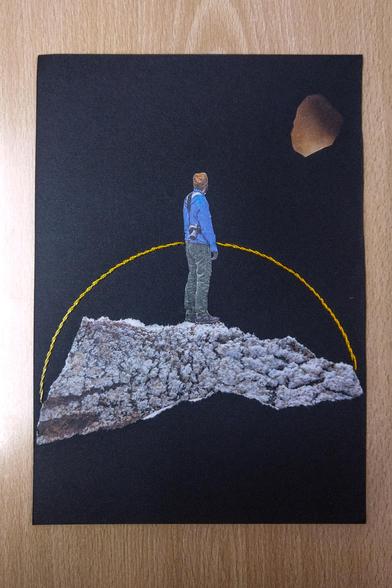 Hombre sobre una especie de roca mira al horizonte y ve un asteroide. Un semicírculo bordado lo rodea