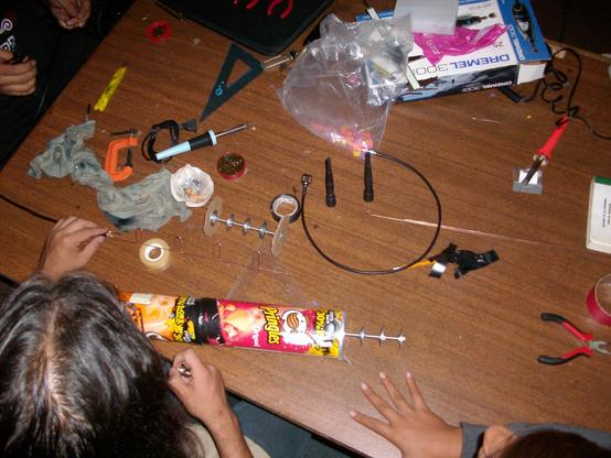 personas experimentando con antenas pringles en la okupa che