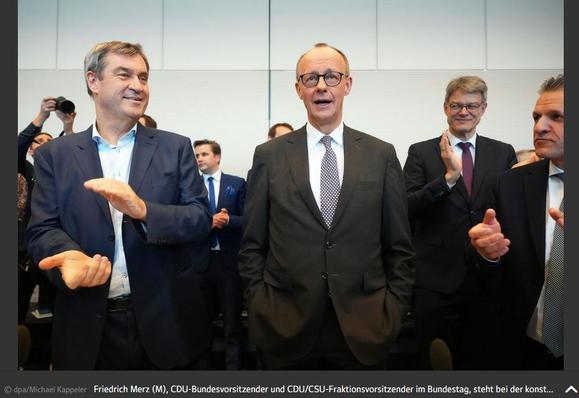 Friedrich Merz (M), CDU-Bundesvorsitzender und CDU/CSU-Fraktionsvorsitzender im Bundestag, steht bei der konstituierenden Sitzung der neuen Unionsfraktion im Bundestag neben Markus Söder (l), CSU-Parteivorsitzender und Ministerpräsident von Bayern, und Thorsten Frei (CDU, r), Geschäftsführer der Unions-Bundestagsfraktion. © dpa/Michael Kappeler