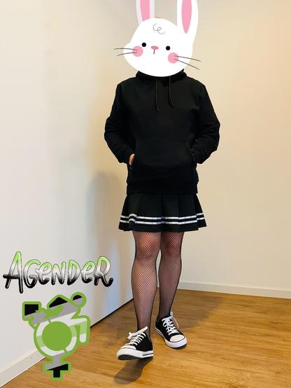 Ich in einem Hoodie und Rock. Dazu sneaker. Meinen Kopf durch einen Hasen Sticker ersetzt