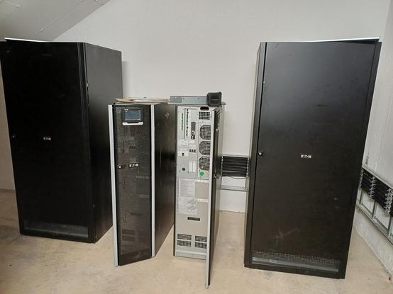 Two UPS controllers each with separate battery cabinet.
The supply lines are mounted on cable trays along the wall.