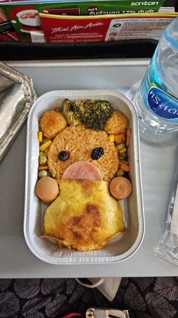 Fried rice avec omelette en forme de nounours servi dans un avion