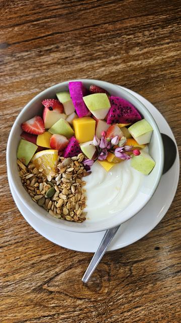 Succulent bowl de muesli yaourt et fruits exotiques bien colorés comme on les aime