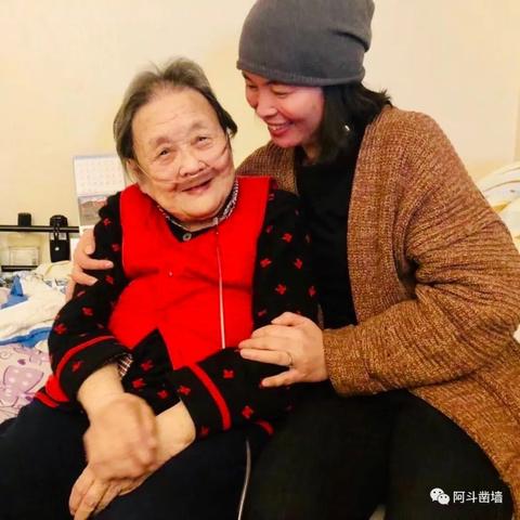 作者林世钰探望高耀洁，两人在开心地交谈