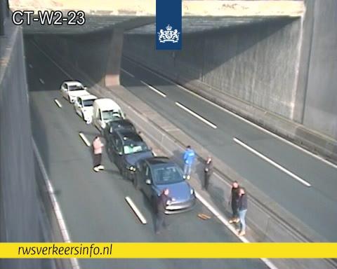Meerdere voertuigen staan stil op de linkerrijstrook na een ongeval op de A10 bij de Coentunnel