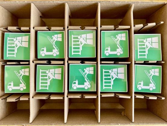symbolbils mit windows ausstiegs stickern im stil von Brandwarn hinweisschilderb
