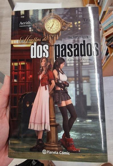 Una mano sujetando una novela. En la portada se ve de fondo, difuminado, una cabina de teléfono de esas rojas inglesas y lo que parece una calle asfaltada con un andamio y un edificio. 

En primer plano están apoyadas en un reloj dorado, al estilo de una farola, Aeris y Tifa. Ambas vistiendo sus tradicionales vestidos del videojuego Final Fantasy VII. 

El título está escrito sobre ellas: Huellas de dos pasados. El nombre de las mujeres está arriba del todo en las esquinas izquierda y derecha.

El autor está bajo el título, a la derecha, Kazushige Nojima. La editorial aparece abajo del todo centrado: Planeta Cómic.