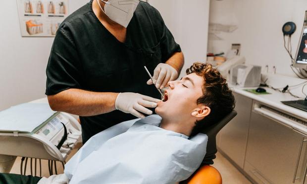 Un joven en el dentista, en una imagen de archivo. (CAROL YEPES / Getty Images)