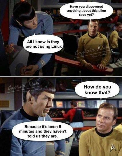 ein Cartoon auf Startrek Enterprise mit Sprechblasen . Kirk: haben Sie etwas über die Aliens erfahren? Spock : Sie verwenden kein Linux. Kirk : woher wissen Sie es ? Spock: Seit 5 Minuten hätten sie es es erwähnt