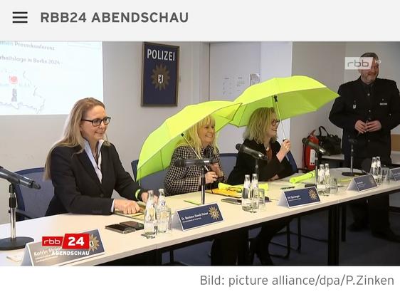 Iris Spranger und Ute Bonde mit gelbe Regenschirmen