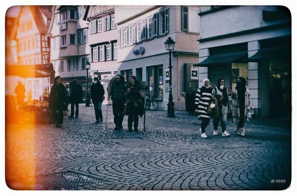 Retro-Farbfoto - eine Straßenszene in der Fußgängerzone in Tübingen mit historischen Häusern und Geschäften. Im Vordergrund etliche Passanten. Leica R4 mit 50 mm Summilux auf Silberra-Farbfilm.