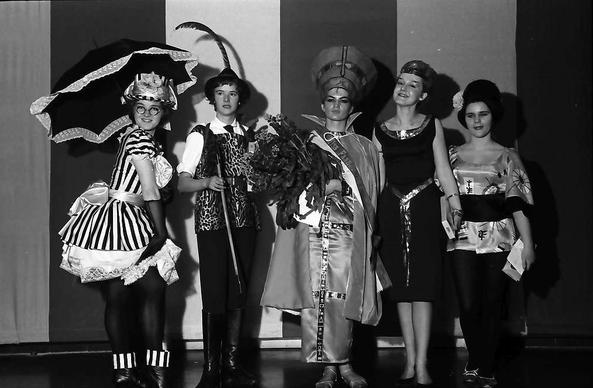 Die fünf Siegerinnen der Wahl der Miss Fasnet bei der Eröffnung der Freibuger Fasnet am 23. Februar 1963. Signatur: Landesarchiv Baden-Württemberg, Staatsarchiv Freiburg W 134 Nr. 071524a
