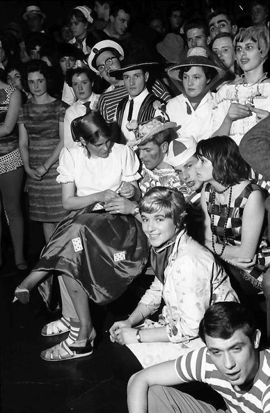 Zuschauergruppe der Wahl der Miss Fasnet bei der Eröffnung der Freibuger Fasnet am 23. Februar 1963. Signatur: Landesarchiv Baden-Württemberg, Staatsarchiv Freiburg W 134 Nr. 071517