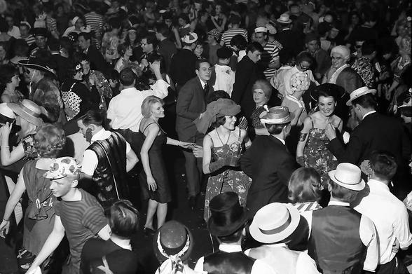 Twist tanzende Menge bei der Eröffnung der Freibuger Fasnet am 23. Februar 1963. Signatur: Landesarchiv Baden-Württemberg, Staatsarchiv Freiburg W 134 Nr. 071515g