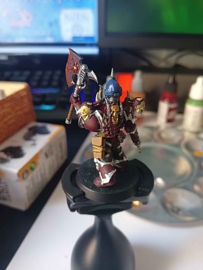 Vista por detrás de la misma miniatura que en la foto anterior. La calavera que decora el centro de la mochila está pintada en oro. El campeón lleva en su pierna derecha una cartuchera de cuero atada a la cintura, y en el muslo derecho porta unas granadas de color gris metal.
