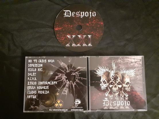 DESPOJO XXI - "Idem" - [CS - 016]
Nueve trallazos de punk contundente desde Reus (Tarragona), dan forma a este disco de título homónimo a la propia banda. Una banda formada a mediados del año 2010, cuando cuatro tipos procedentes de otros grupos musicales como Berberechos Muertos, Pitoste, La Quarentena Negra deciden juntarse para formar DESPOJO XXI. Son temazos desde la Catalunya más rebelde, que seguro no te van a dejar indiferente. Ha sido una larga espera pero ha valido la pena. Si lo tuyo es el punk rebelde, inconformista y protestón "Los Despojo" son tu banda.
créditos
se lanzó el 10 de abril de 2011

Coeditado por las distribuidoras Sarna Social (Balaguer) y Collector's Series DIY (Málaga). 

https://collectorseriesdiy.bandcamp.com/album/cs-16-despojo-xxi