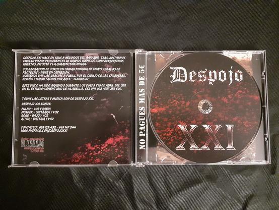 DESPOJO XXI - "Idem" - [CS - 016]
Nueve trallazos de punk contundente desde Reus (Tarragona), dan forma a este disco de título homónimo a la propia banda. Una banda formada a mediados del año 2010, cuando cuatro tipos procedentes de otros grupos musicales como Berberechos Muertos, Pitoste, La Quarentena Negra deciden juntarse para formar DESPOJO XXI. Son temazos desde la Catalunya más rebelde, que seguro no te van a dejar indiferente. Ha sido una larga espera pero ha valido la pena. Si lo tuyo es el punk rebelde, inconformista y protestón "Los Despojo" son tu banda.
créditos
se lanzó el 10 de abril de 2011

Coeditado por las distribuidoras Sarna Social (Balaguer) y Collector's Series DIY (Málaga). 

https://collectorseriesdiy.bandcamp.com/album/cs-16-despojo-xxi