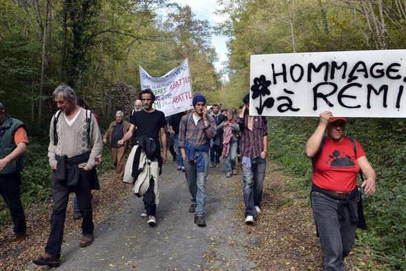 Lors d’une marche blanche, en pleine nature, en mémoire de Rémi Fraisse, en octobre 2015, de Gaillac à Sivens, une manifestante porte une pancarte : Hommage à Rémi.