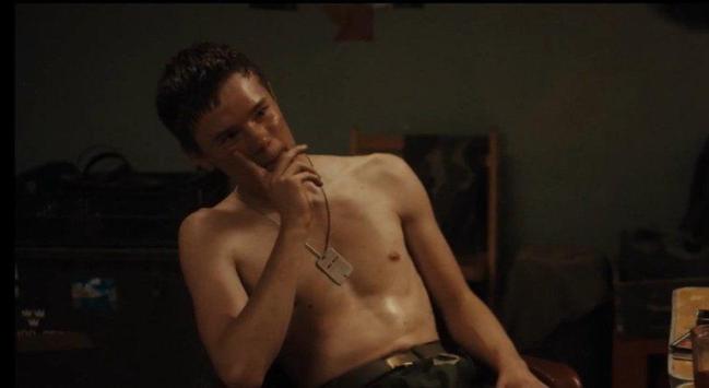 Edvin Ryding dans une scène de caserne de A life's Worth. Torse nu, relativement musclé, en sueur, collier avec plaque militaire, cheveux sombres (mal) coupés courts. Pantalon treillis.