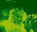 Cosplayer als Madoka aus dem Anime „Madoka Magica“. Fotografiert mit einer GameBoy Camera.